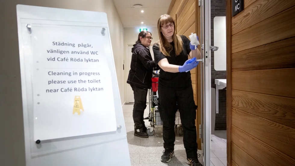 Lokalvårdaren Maj Åström känner stort ansvar kring det dagliga arbetet att förhindra smittspridning. "Vi gör allt vi kan för att hindra att smitta sprids. Vi vill inte att folk ska bli sjuka", säger hon.