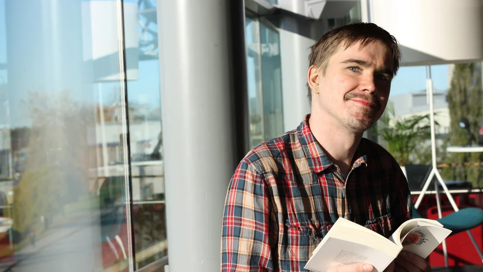 Bo Selinder bokdebuterar till helgen med boken "I min blommiga ballong", med delar av hans finurliga låttexter. 