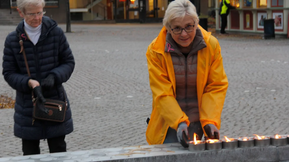 Anne Lundquist fick hjälp av Gerd Waldemarsson att bära de varma marschaller hon köpt.