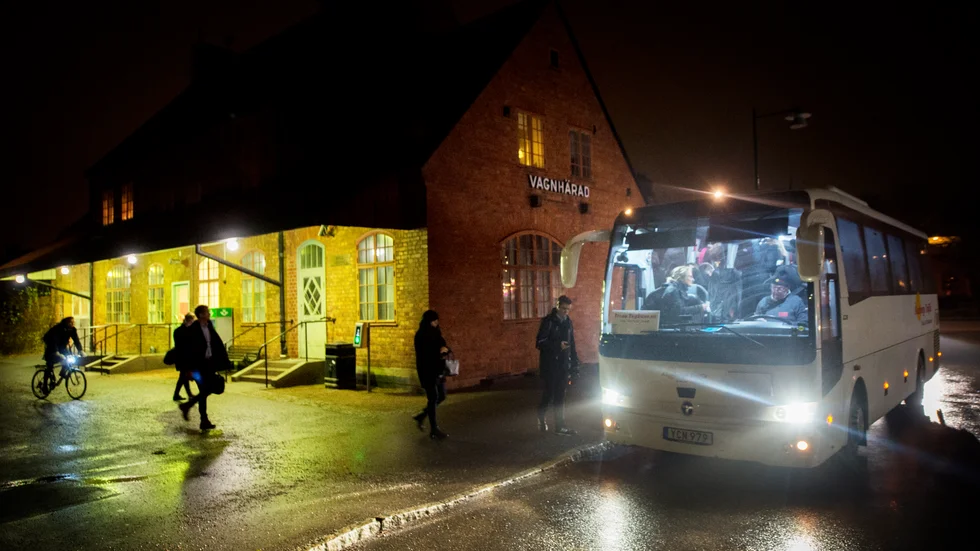 För att åka med tågbussen krävs giltig tågbiljett från Movingo eller SJ