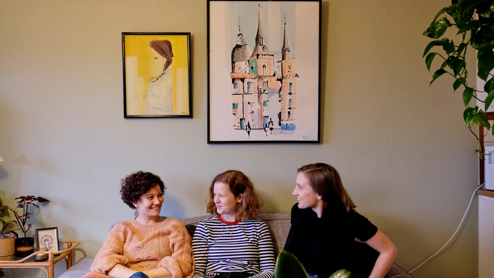 Jämfört med att bo i korridor blir det mer som en familj att dela lägenhet med kompisar, tycker Maria Allebeck, Frida Sjödin och Elin Lindholm.
