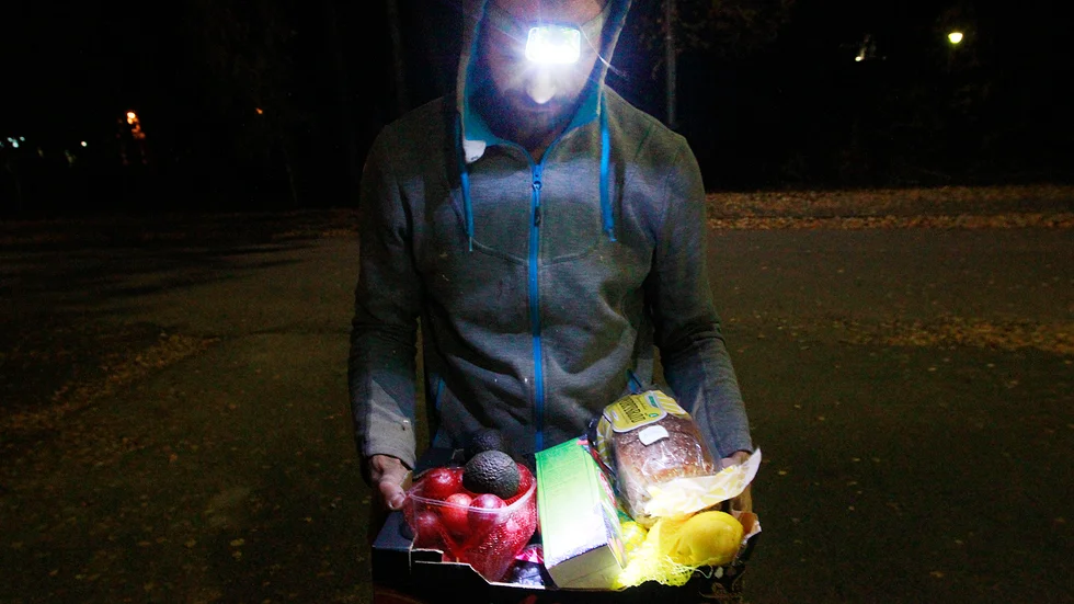 Erik visar upp en del av av det han hittade under dumpstringsrundan.
