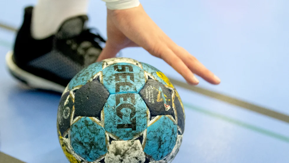 Handbollstränaren Dick Tollbring är avstängd i ett år – men får ändå leda lag på träningar och matcher. Arkivbild.