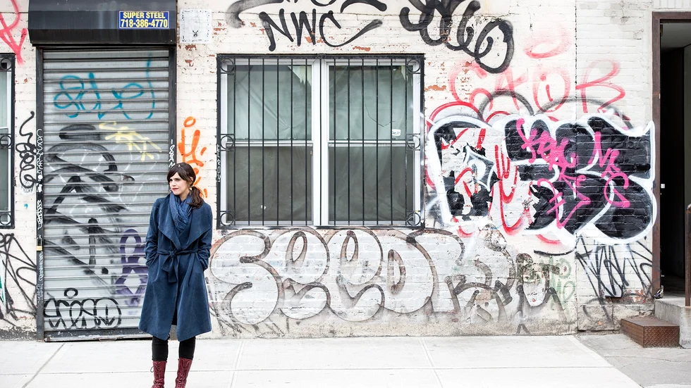 Valeria Luiselli (född 1983) är bosatt i New York. Hon introducerades på svenska 2017 med succéromanen "De tyngdlösa" som 2018 följdes av den hyllade romanen "Historien om mina tänder".