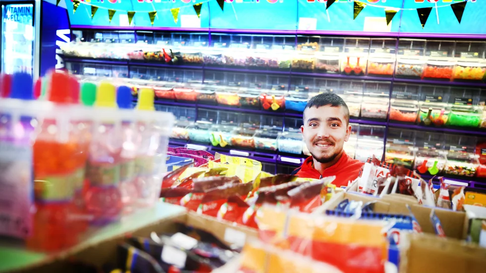 – Jag tyckte att folket behövde något nytt, en godisbutik där man kan hitta sitt favoritgodis, säger Hamza Azizi, en av godisbutiken Lollipops ägare.