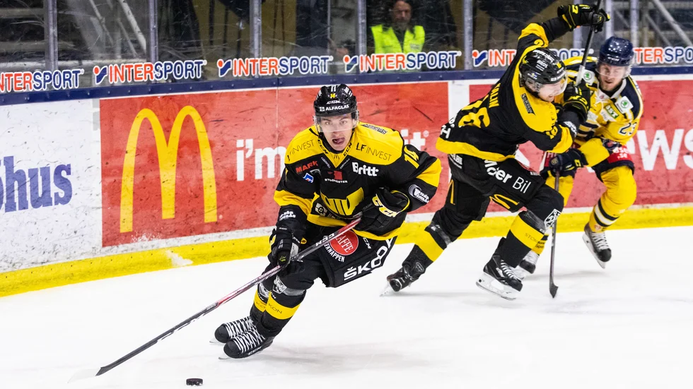 Jesper Johansson, med Skellefteå AIK som moderklubb, har skrivit nytt kontrakt med VIK Västerås i Hockeyallsvenskan.