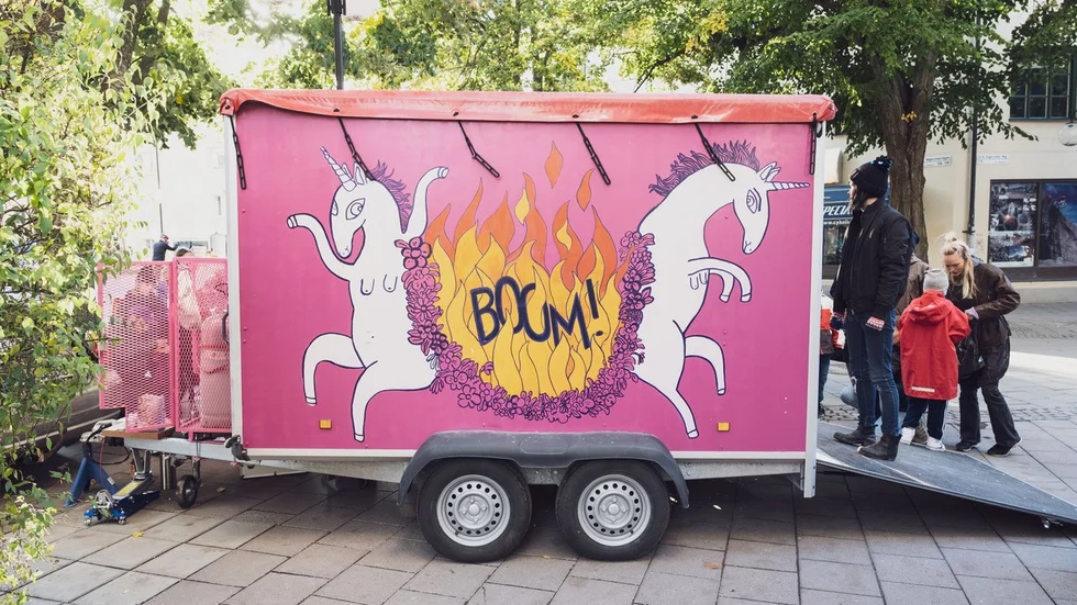 Den mobila ugnen Sprajsy rullas fram på en vagn. Vagnens ena sida fälls ner så att man kan se in på glasblåsningen.