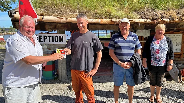 VD Tomas Persson överlämnar årets Caravansköld till ordförande Stig Svanberg tillsammans med medlemmarna Åke Vennström och Orvokki. 