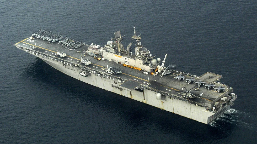 Det amerikanska stridsskeppet USS Bonhomme Richard började under söndagen brinna efter en explosion. Även flygplan och helikoptrar kan landa på den typen av amfibiefartyg. Arkivbild.