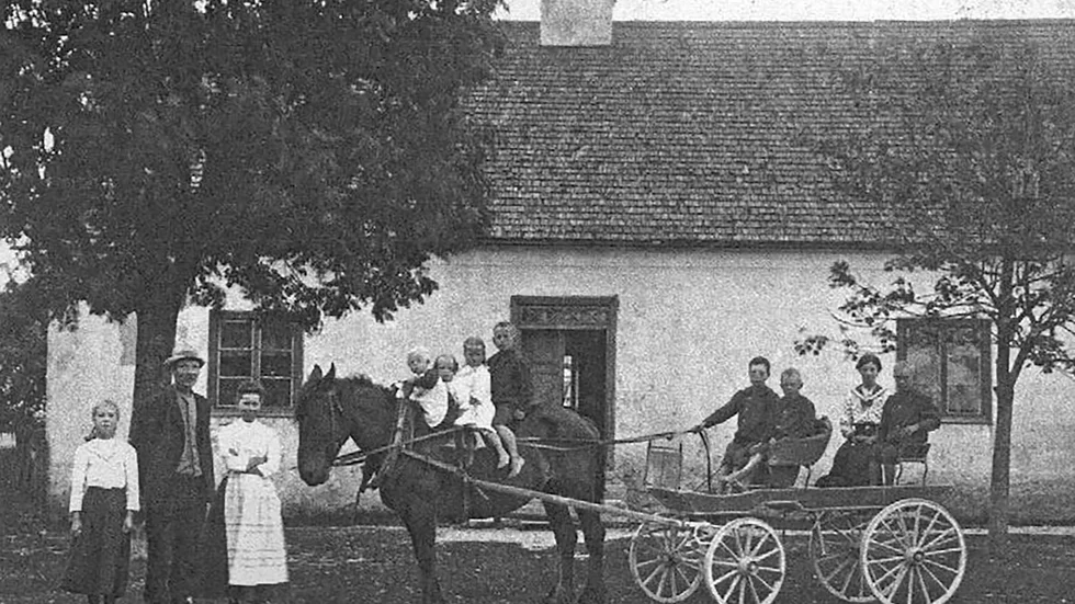 Vi får möta många Gothemsbor i sockenboken. Som den här familjen vid Svalings där August och Maria Fristedt visar upp nio av sina barn, några på hästryggen Sedan den här bilden togs cirka 1918 tillkom ytterligare två barn!