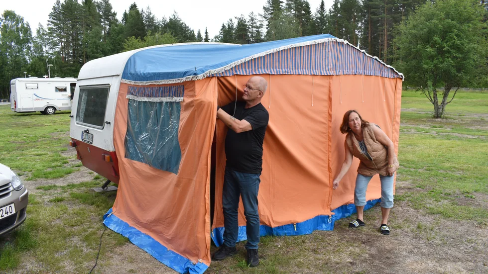 I stället för Kanarieöarna: Lasse Gillberg och Lotta Bergström campar i Bureå. 