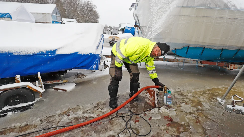 20 000 kubikmeter vatten har enligt Sven-Ingvar Johansson översvämmat båtklubbens varvsplats. Sedan i lördags morse har arbetet med att länsa bort vattnet pågått.