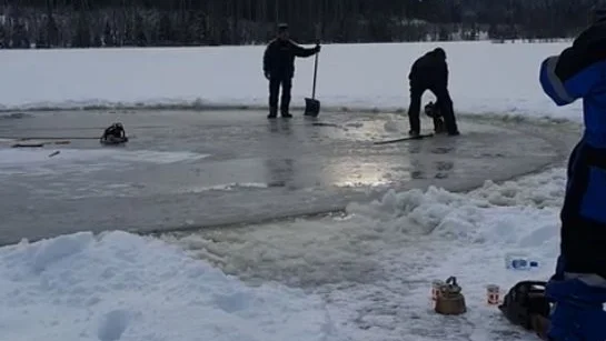 Fåfallasjön har fått ett eget tivoli. På sjön har en iskarusell sågats ut. Lars Carlsson håller sig i en snöspade, medan Anders Härlin håller i motorn som får karusellen att snurra. 