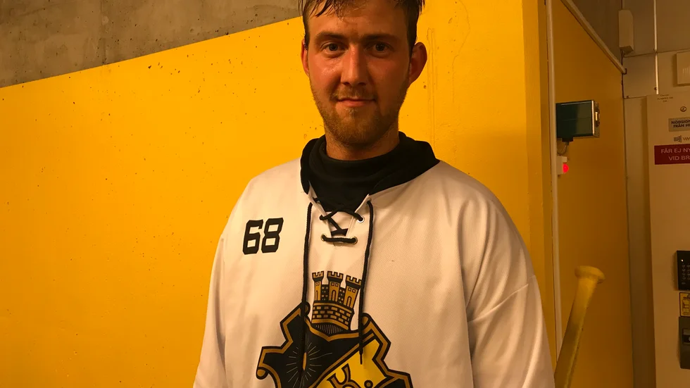 Daniel Axi Strandqvist, förre Motalaspelaren, är redo för match i Motala. Efter en paus sedan i torsdags tränade AIK igen på måndagen. Med Esa Määttä som ny tränare. "Vi kommer till Motala", säger Axi.