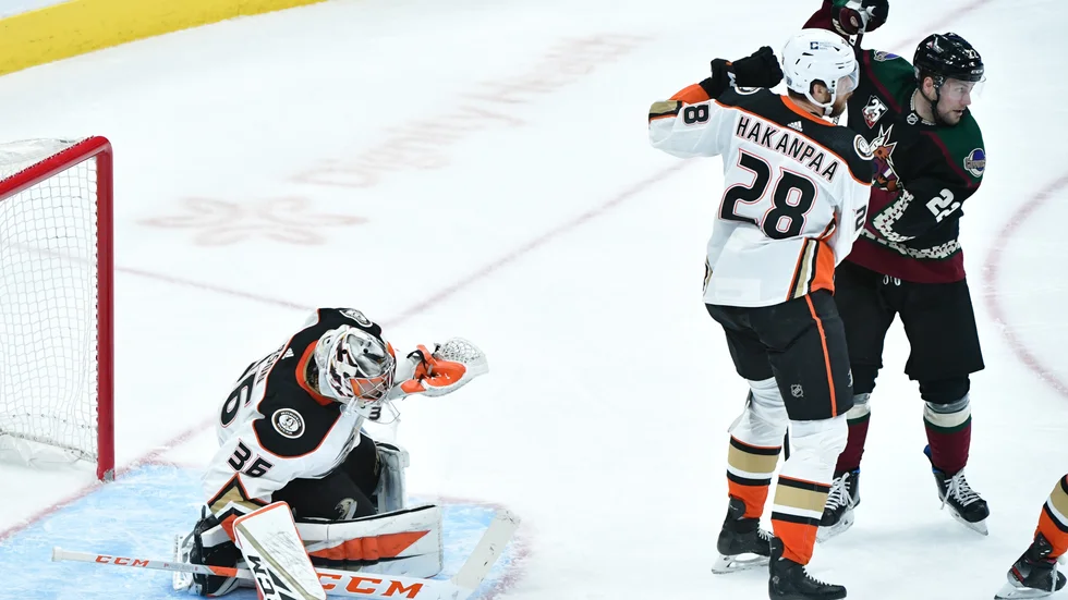 Johan Larsson i Arizona Coyotes mörka bortaställ.