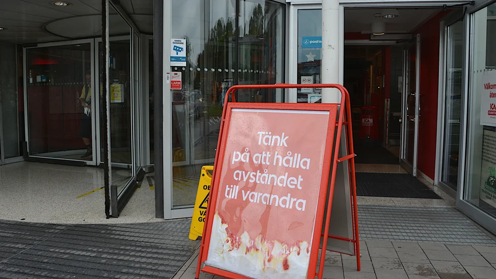 Skribenten vill uppmana alla att även tänka på att hålla avståndet, när man går in och ut ur butikerna. (Arkivbild)