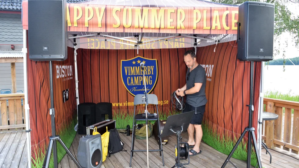 Per Backstad riggar för en spelning på Vimmerby camping. Han har spelat här i några somrar och det finns något nostalgiskt över det hela, även om det kommer att bli en mindre publik.