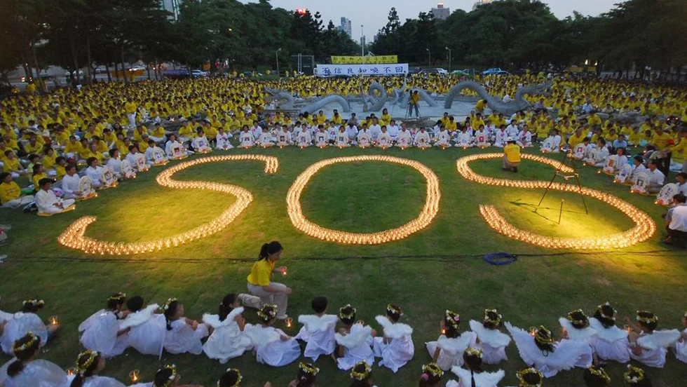 Taiwanesiska Falun Gong-utövare håller en ljusvaka för att hedra offren i förföljelsen av Falun Gong i Kina, den 29 juli 2006.