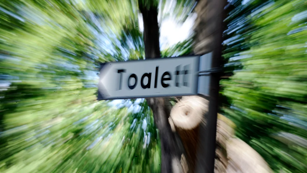 Ett barn blev inlåst på en offentlig toalett i Sigtuna under onsdagskvällen.