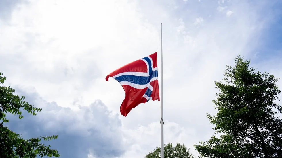 Flaggan vajar på halv stång i Lørenskog dagen efter att två barn hittats döda i en lägenhet.