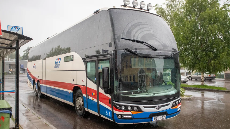 Visst går det att åka kollektivt till flygplatsen, först till Luleå och sedan med Luleås lokaltrafik till Luleå airport. "Det passar dem som har gott om tid", konstaterar en kvinna som ofta tar bussen till flyget. (Arkivbild)