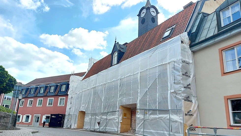 Huset där Enköpings museum är inrymt är en av få byggnader som klarade sig under den stora stadsbranden år 1799. Nu renoveras fasaden på huset.
