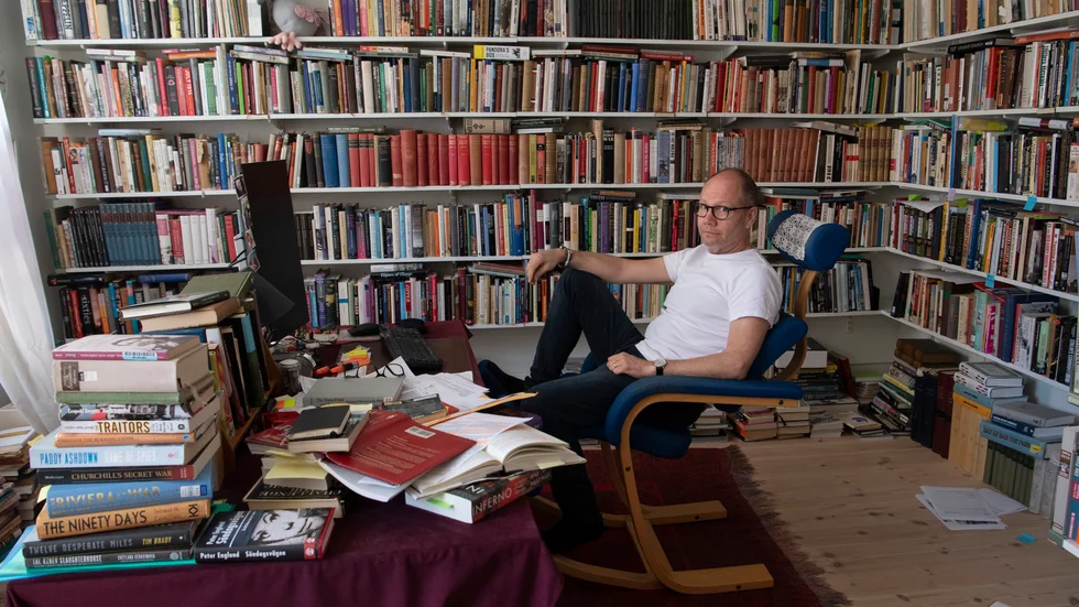 Författaren och historikern Peter Englund är aktuell med boken "Söndagsvägen. Berättelsen om ett mord" där han går igenom ett mordfall i Hökarängen från sommaren 1965.