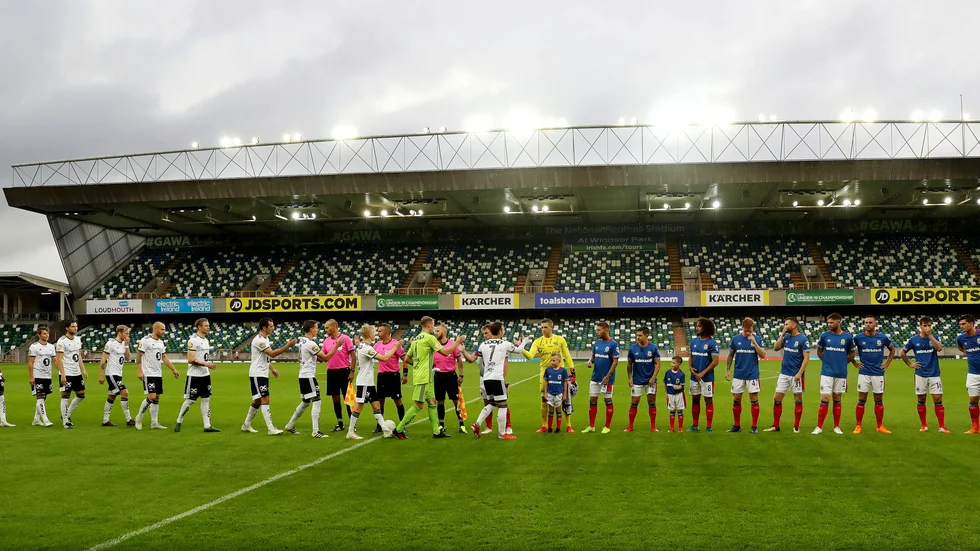 Det blir inte fulla läktare, men heller inte tomma när den nordirländska cupfinalen spelas på fredag. Här från en tidigare match på nationalarenan i Belfast.