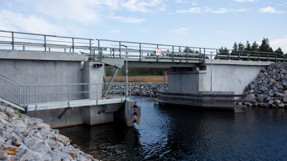 Broöppningen kostar kommunen 75 000 kronor varje år. En lösning för fjärrstyrning av bron finns men då kostnaden inte beräknas bli mindre än med nuvarande lösning ligger frågan på is.