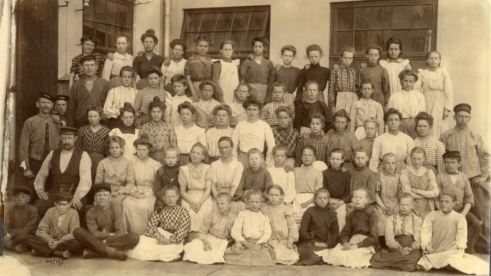 I början av 1900-talet, då Anna Clara var verksam som läkare i Norrköping, mötte hon många fattiga kvinnor och barn. På bilden syns personal från Holmens bomullsavdelning år 1903. En stor del av de anställda var barn.