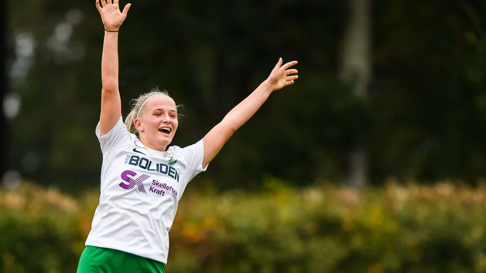 Tuva Skoog gjorde båda målen när Morön hakade på i toppen efter 2–1 borta mot Lidköping, vilket var supertalangens tredje och fjärde mål för säsongen. 