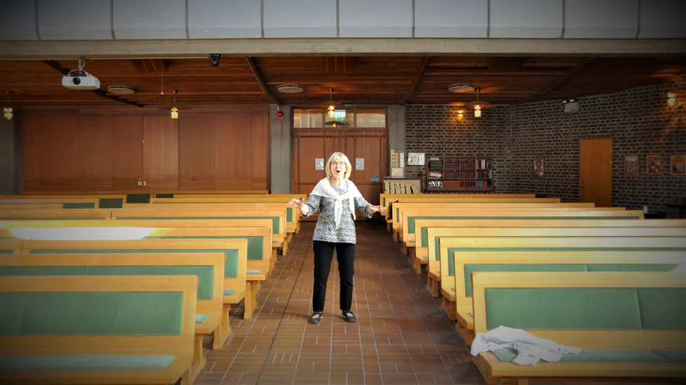 Barbro Björklund såsom många körmedlemmar oftast ser henne, här i Missionskyrkan.