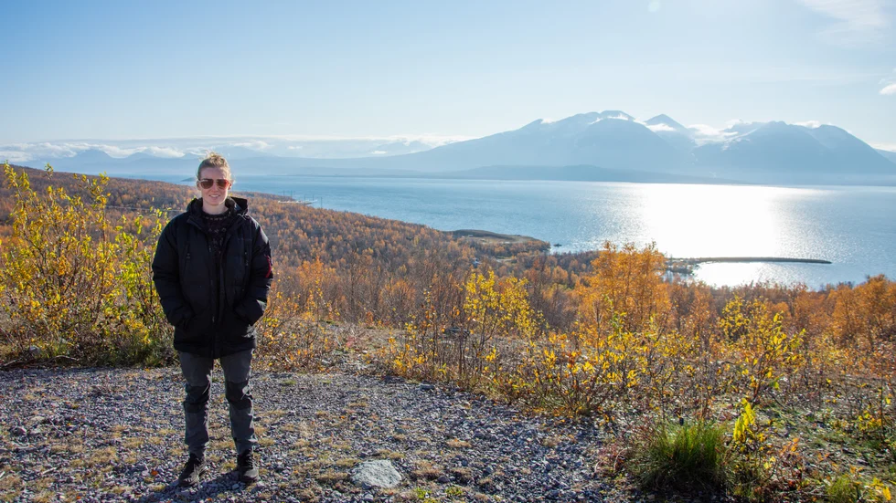Johanna Granström Sundgren är på plats i Ritsem för att försöka fånga in fågelhunden som övergivits av sin ägare. "Jag kan bara vara här tills på söndag, sedan måste någon annan ta över".