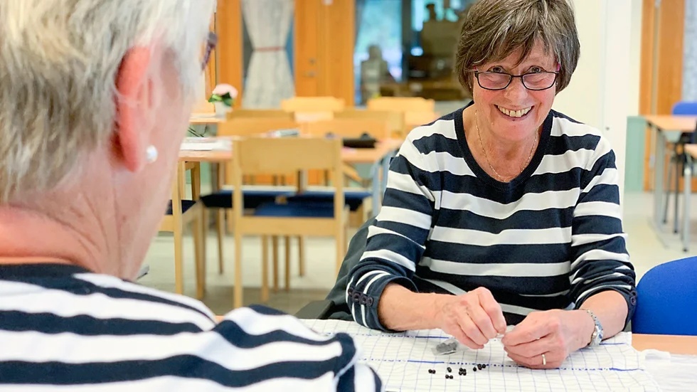 Eva Eriksson var en av flera medlemmar som tillverkade armband till stöd för cancerforskningen. 