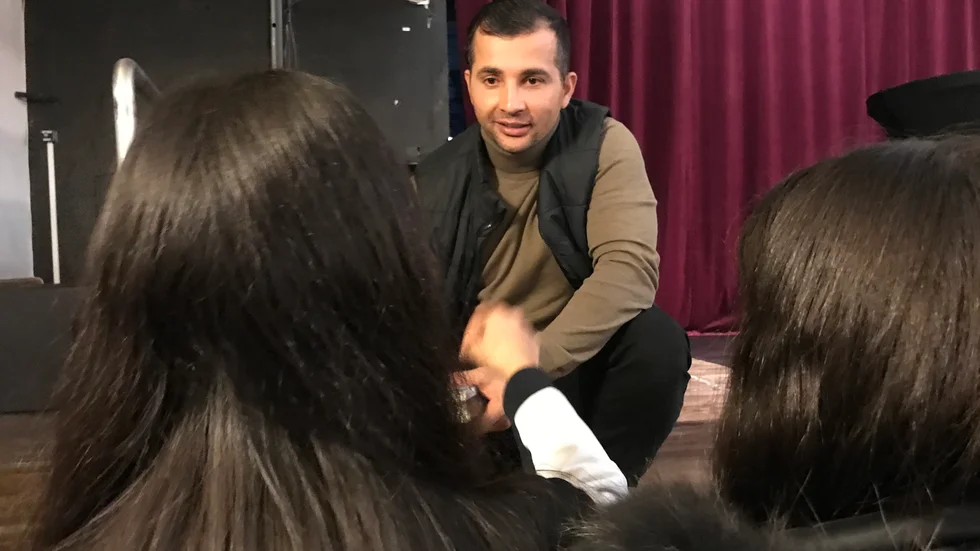 "Hur gick det sen?" Många elever ville veta hur livet fortsatt för personerna i Arkan Asaaads bok. Och så ville de förstås ta selfies ihop med Arkan och få sina böcker signerade.