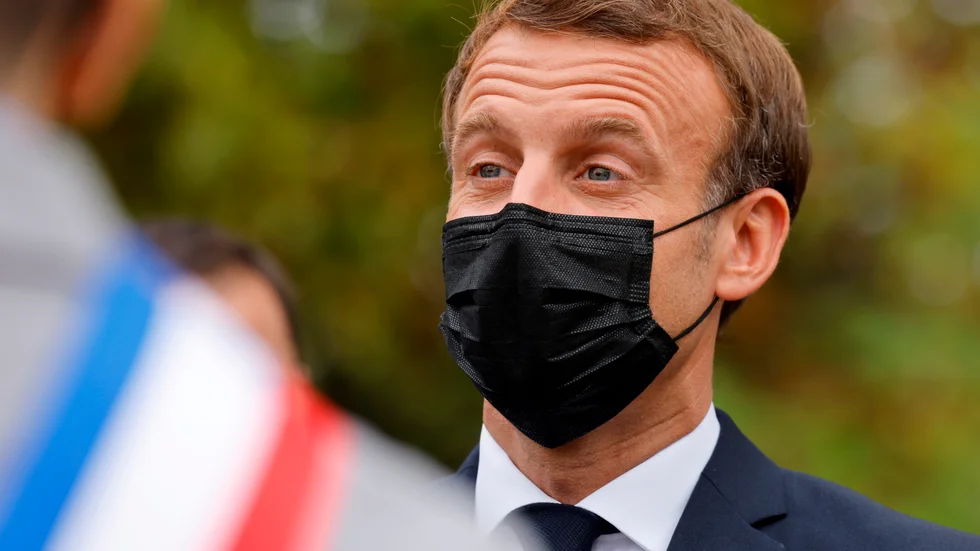 Frankrikes president Emmanuel Macron får vänta länge innan franska kvinnor tjänar lika mycket som männen. Arkivbild.