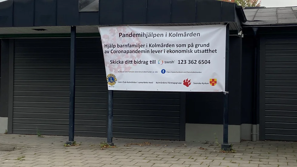 Den här skylten sitter utanför Coop i Krokek och uppmanar allmänheten att stödja Pandemihjälpens ändamål.