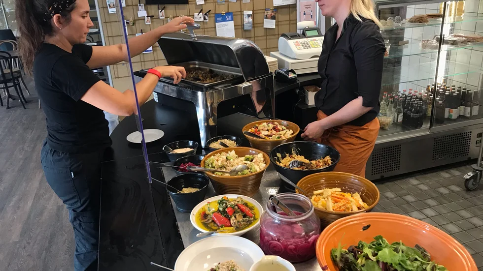 På Elverket serveras mat som lagats med grönsaker som annars skulle ha blivit en del av matsvinnet på Ica Maxi. Andrea Villegas och Fanny Öhman arbetar på Elverket.
