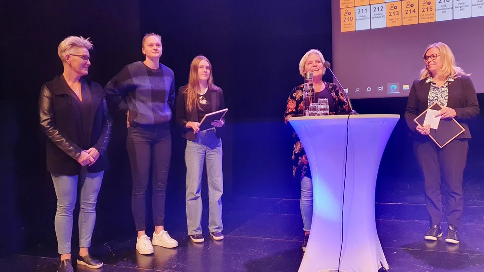 Ingela Johansson, Frida Kallioniemi, Ella Hansson och Katarina Gudmundsson tog emot stipendiet för Luleå gymnasieskola. Kommunalrådet Lenita Ericson (S) delade ut stipendiet.