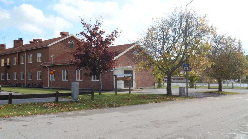 Under helgen hade någon klottrat rasistiska ord på en av skolans dörrar.
