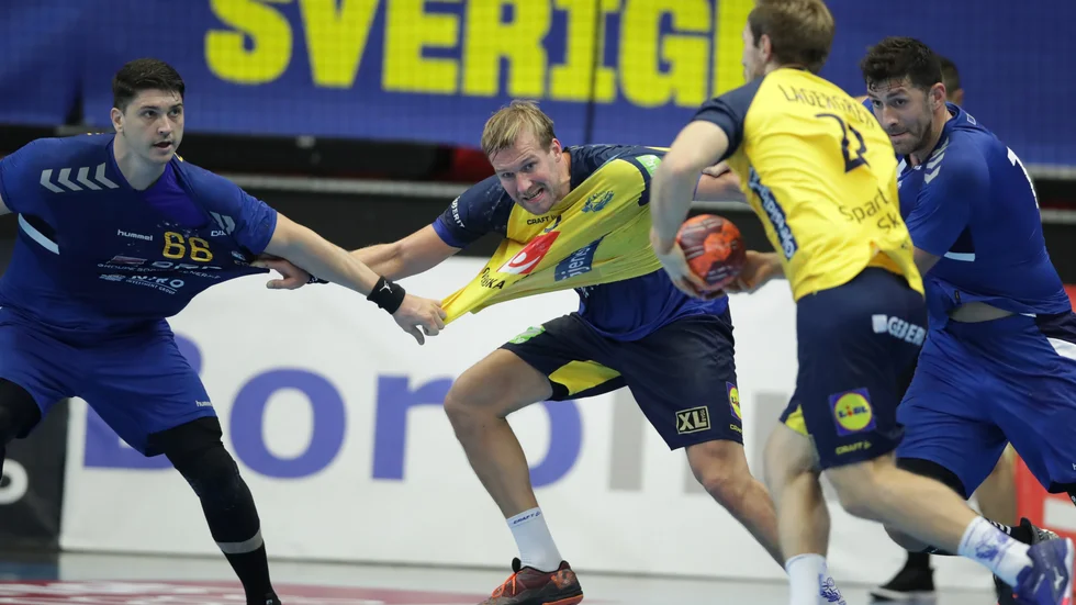 Sverige, här Max Darj, fick det slitsamt mot Rumänien i första landskampen sedan EM i vintras.