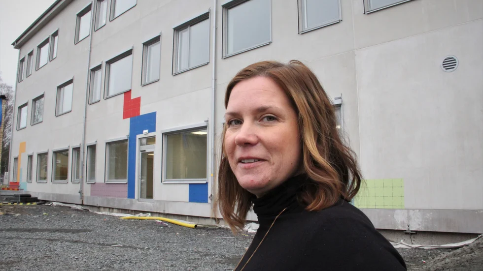 Niina Johansson, rektor på Frösåkersskolan i Östhammar, säger att en del av problemen med hårt språkbruk och andra fysiska kränkningar kan förklaras av att skolan fått 200 nya elever och att skolgården ännu inte är klar. 