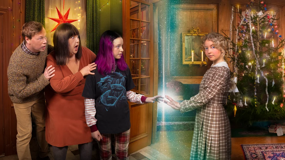 Årets julkalender i SVT är en magisk julsaga som rör sig i tid och rum mellan åren 1920 och 2020. I "Mirakel" byter Mira (Sarah Rhodin) tid och kropp med Rakel (Bibi Lenhoff). Pressbild.