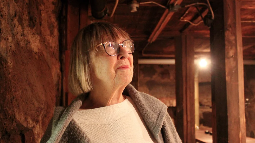 Vivi Möller har hyrt butikslokalen med häktet som guldkant i nära 30 år. "Man fylls av nyfikenhet och medkänsla när man står här inne", säger hon.