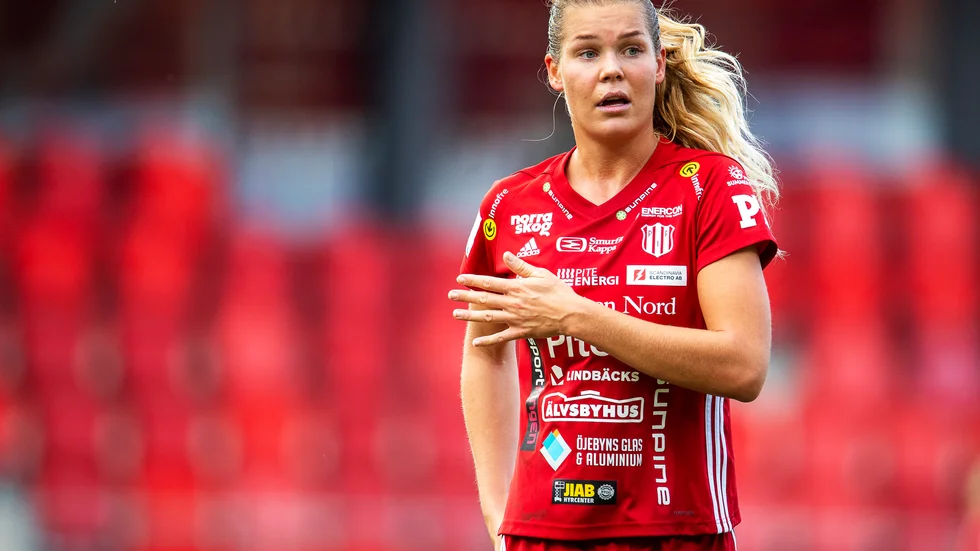 Nina Jakobssons Piteå behöver passeras av två lag i sista omgången för att ramla ur. 