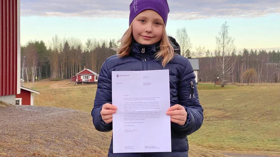 Enya håller upp brevet från statsministern.