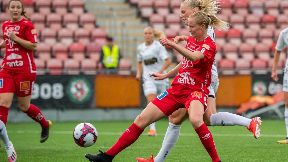 KIF Örebros Emma Östlund i kamp med Göteborgs Stina Blackstenius tidigare under säsongen. Nästa år kan mittbacken från Örebro, om det vill sig väl, spela sina hemmamatcher på Tunavallen.