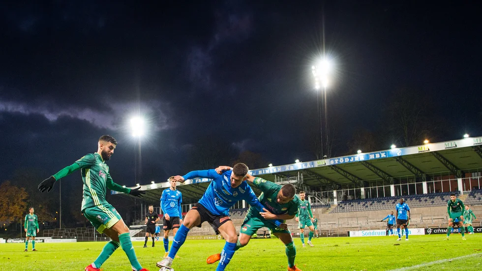 Halmstads Edvin Kurtulus i blå tröja i kamp med Dalkurds Malkolm Moenza och Isac Larsson i lördagens match på Örjans Vall.