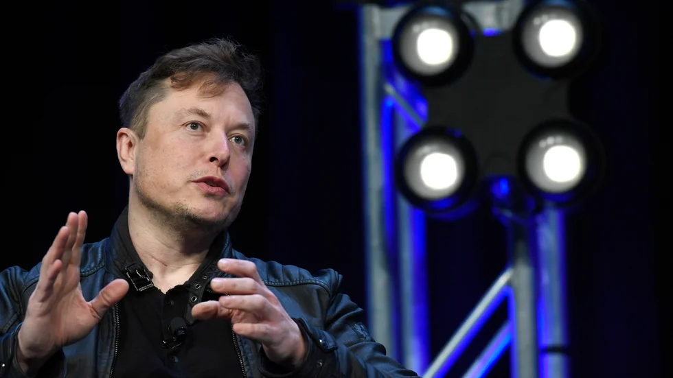 Miljardären och entreprenören Elon Musk – mannen bakom Tesla och SpaceX – är i Sörmland. På lördagskvällen landade han i sitt privatflygplan på Skavsta flygplats – därefter klev han direkt in i en väntande Tesla-bil. "Klart coolt", säger ögonvittnet Dan Jonsson som fångade det på film.