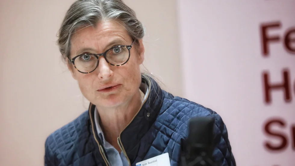 Munskydd ska användas av sjukvårdspersonal för att bromsa smittan, både mellan kollegor och från personal till patient, uppger Britt Åkerlind, smittskyddsläkare i Region Östergötland.